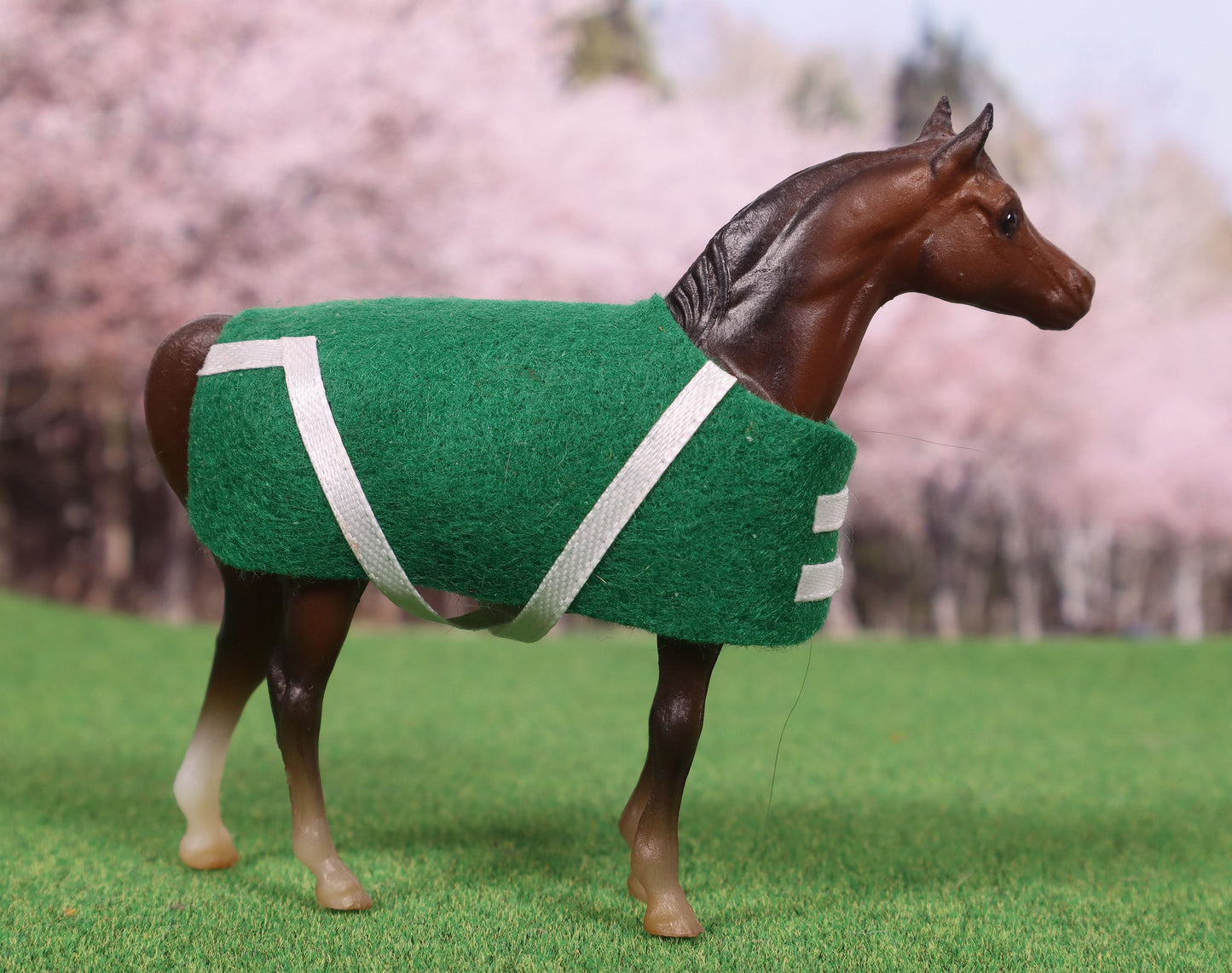 Green and White Stable Blanket for Breyer Stablemates Model Horses - Made for G1 Arabian Stallion Mold