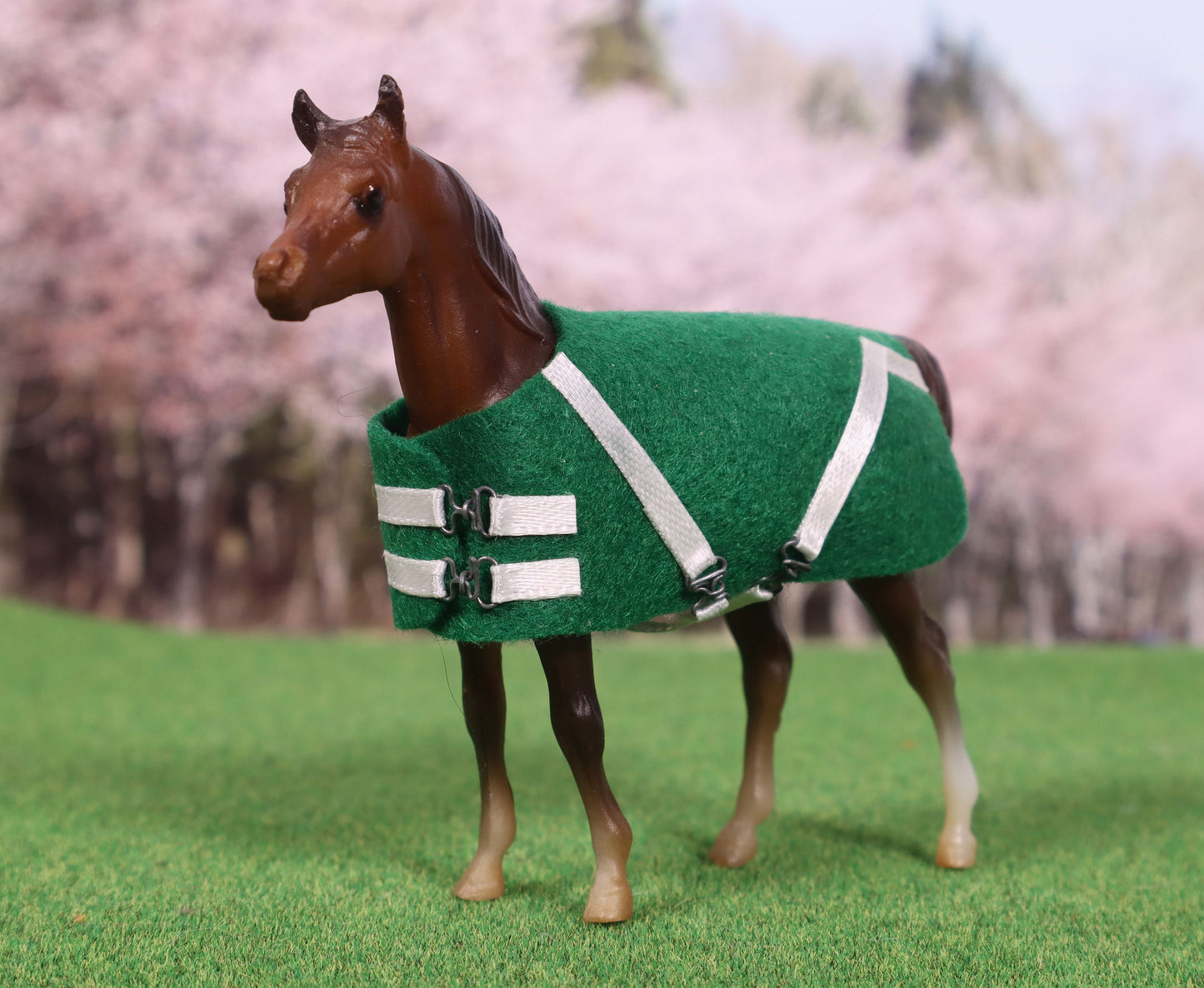 Green and White Stable Blanket for Breyer Stablemates Model Horses - Made for G1 Arabian Stallion Mold