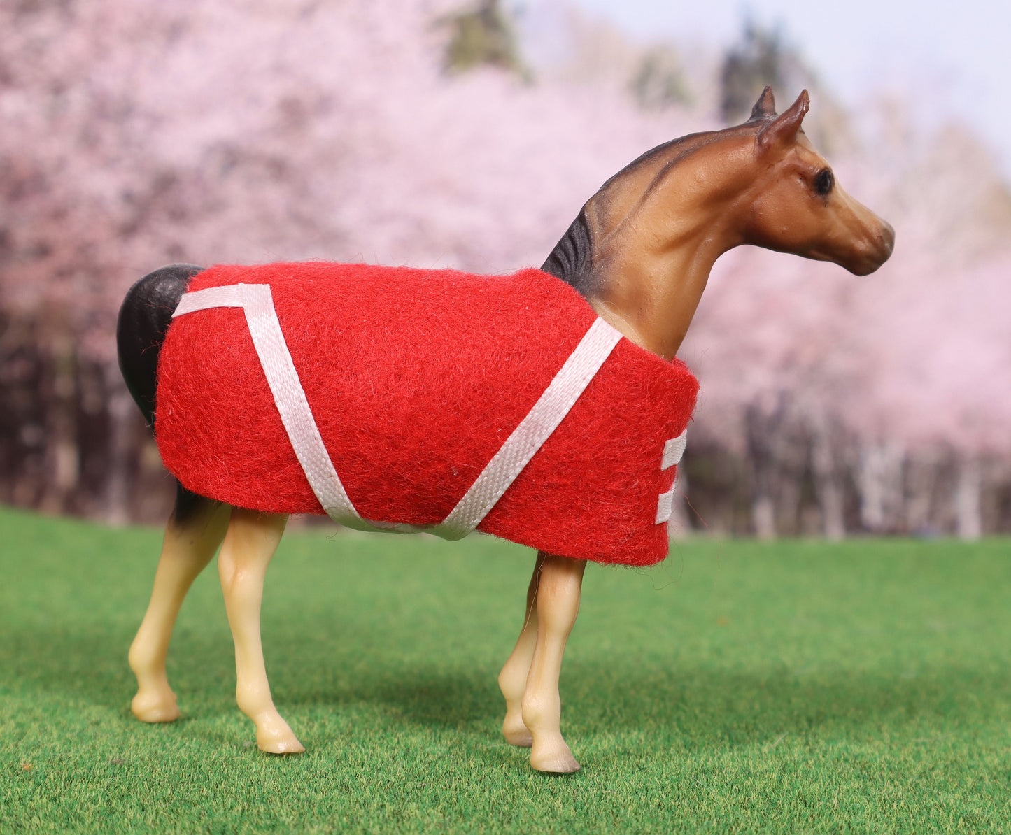 Red and White Stable Blanket for Breyer Stablemates Model Horses - Made for G1 Arabian Stallion Mold