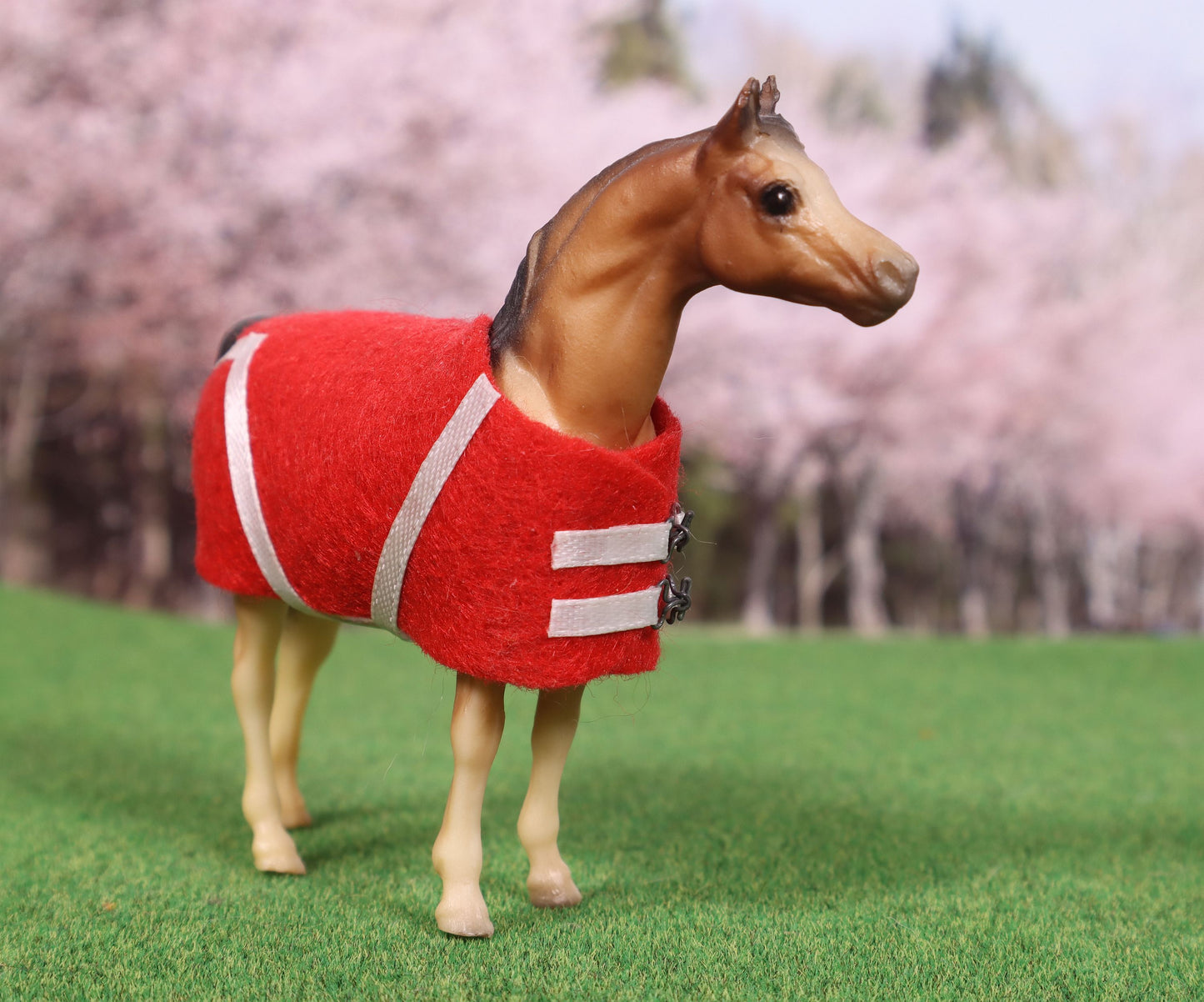 Red and White Stable Blanket for Breyer Stablemates Model Horses - Made for G1 Arabian Stallion Mold